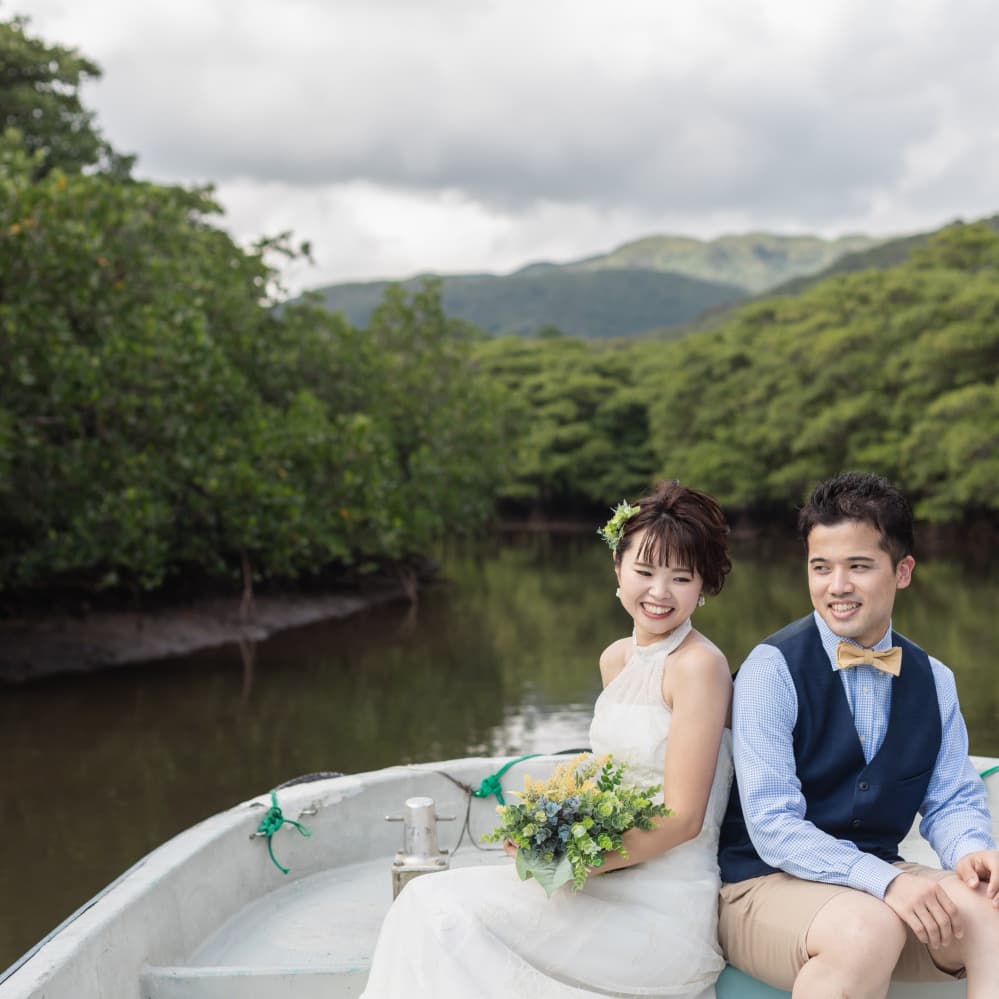 西表島の仲間川でボートに乗る新郎新婦