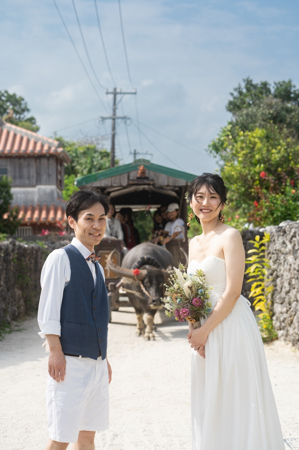 バージンロードに映る新郎新婦の姿