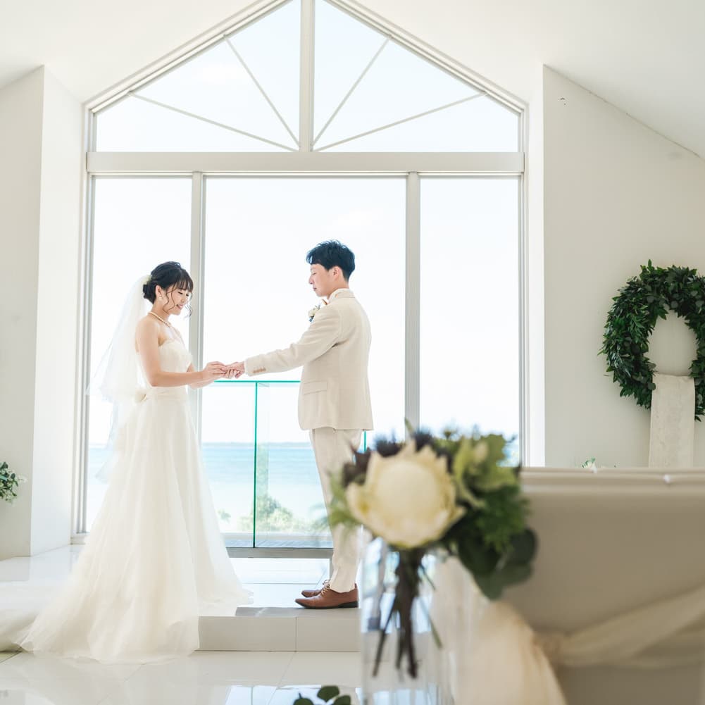 石垣島のチャペルで手を取り合う新郎新婦