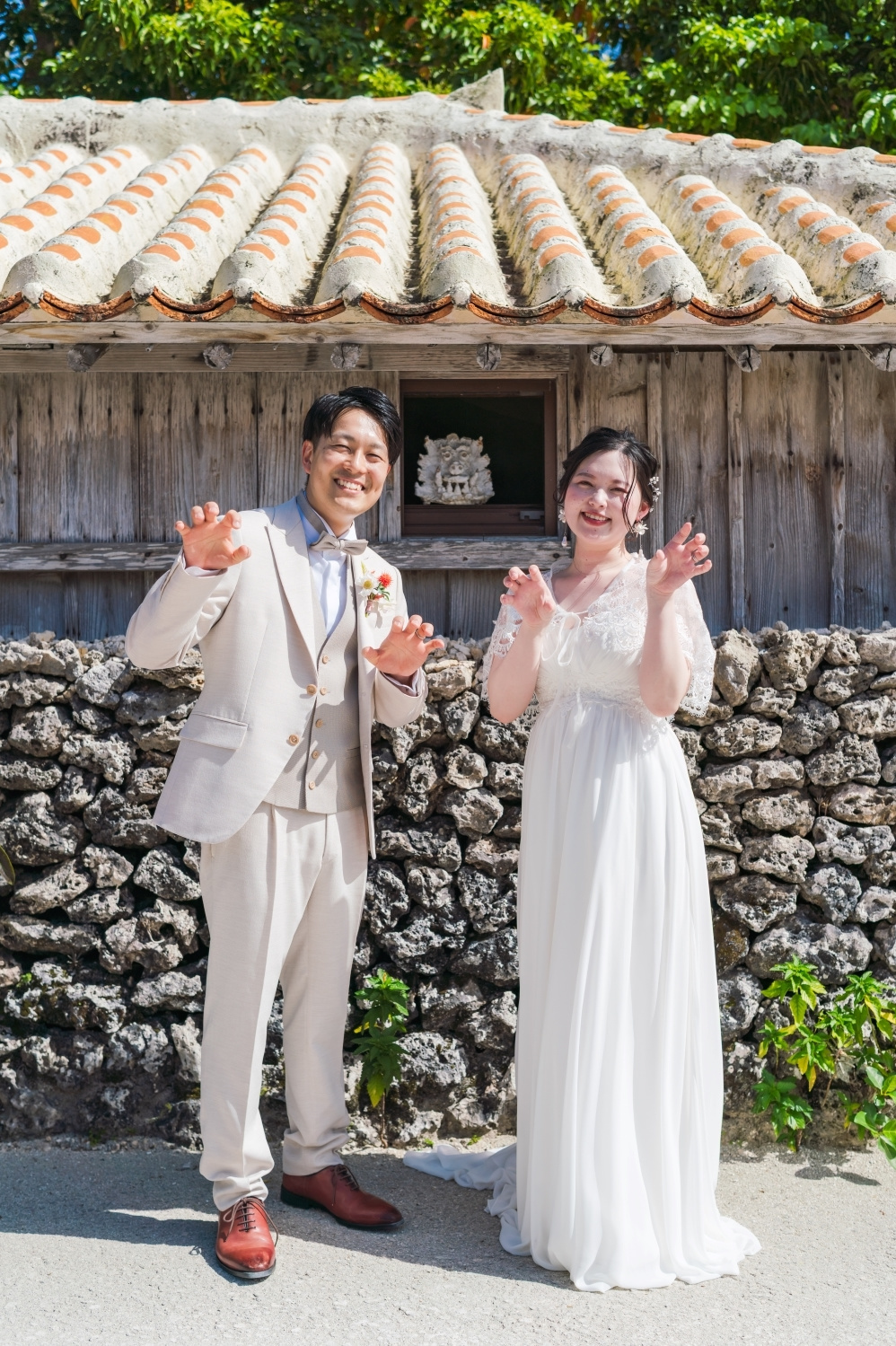 チャペルに隣接するガーデンで手を取り合う新郎新婦