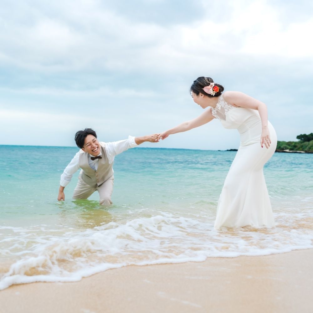 海に入る新郎新婦