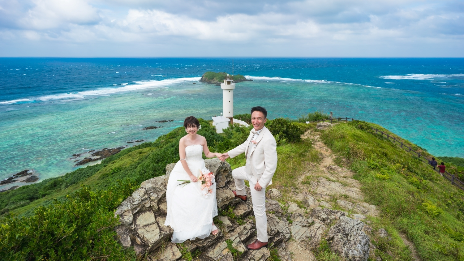 平久保崎灯台で手を取り合う新郎新婦