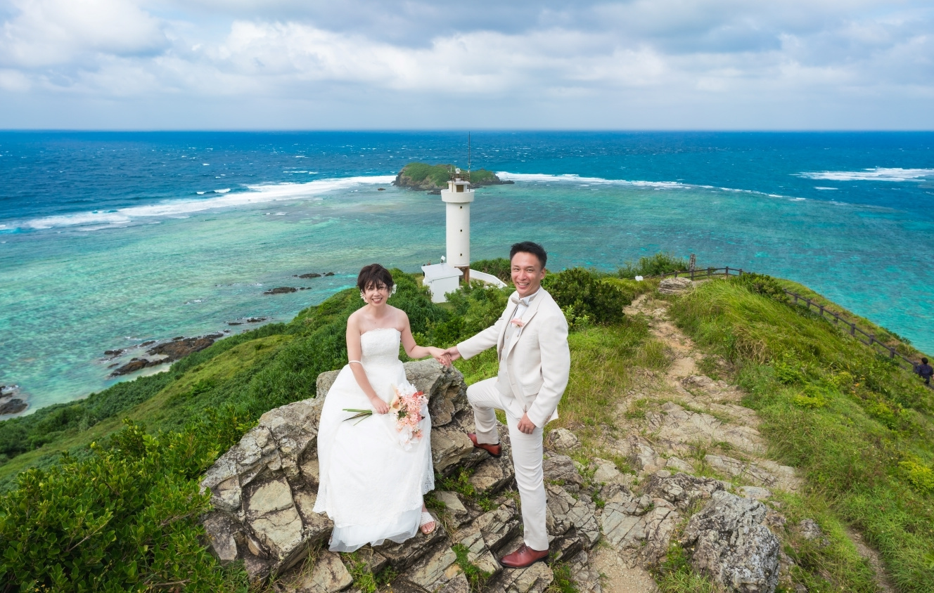 川平湾を背景に見つめ合う新郎新婦