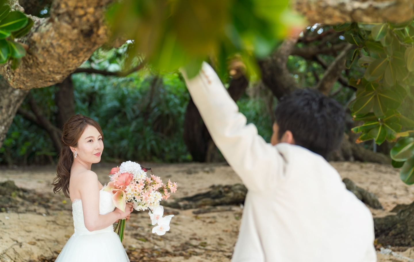 川平湾を背景に見つめ合う新郎新婦