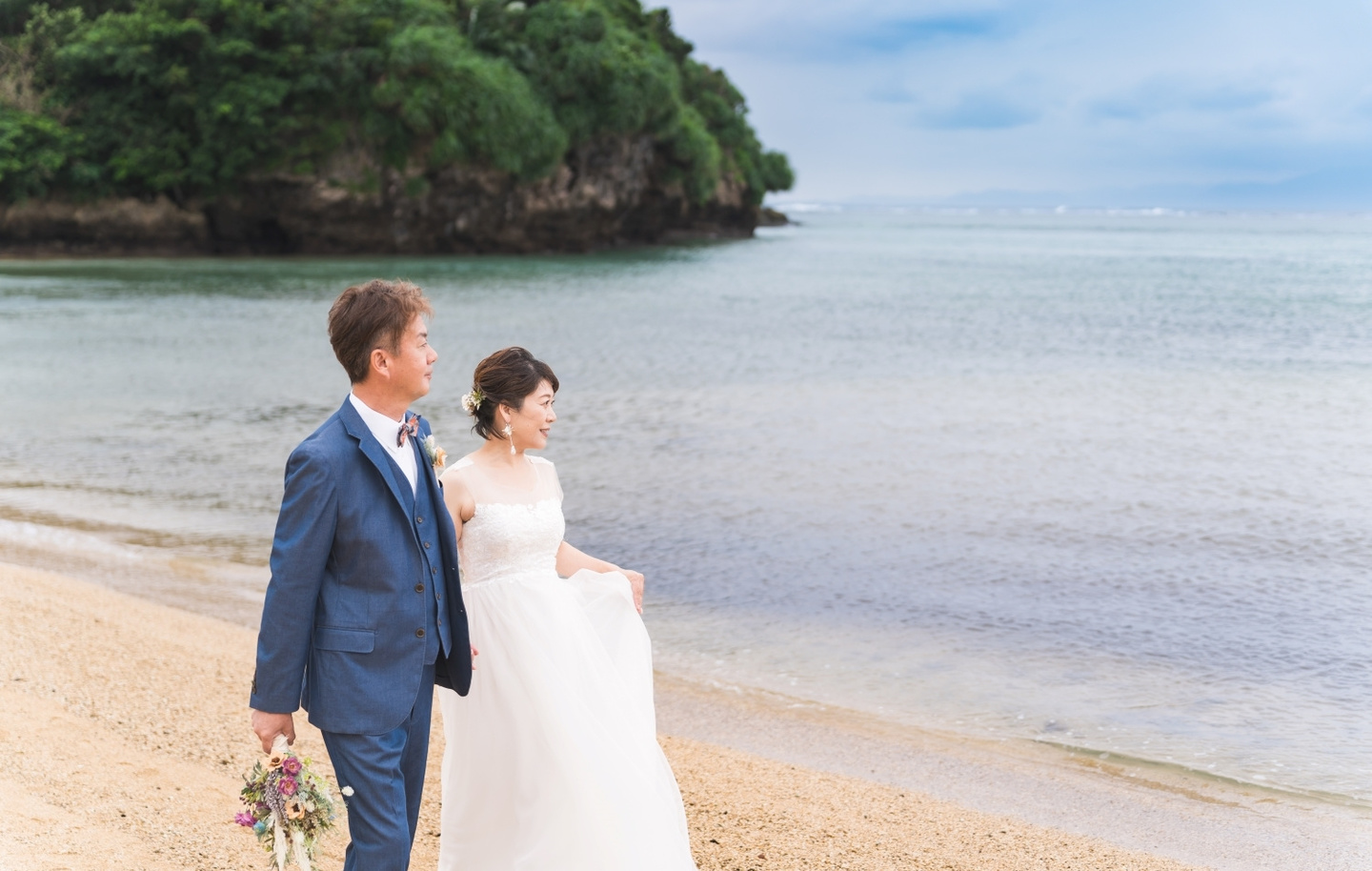 川平湾を背景に見つめ合う新郎新婦