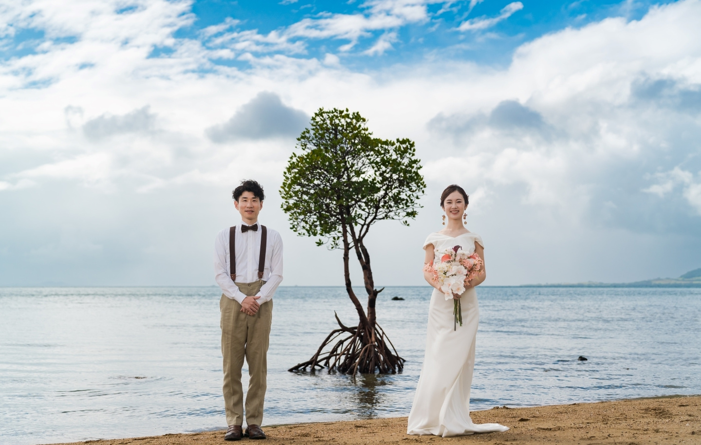 川平湾を背景に見つめ合う新郎新婦