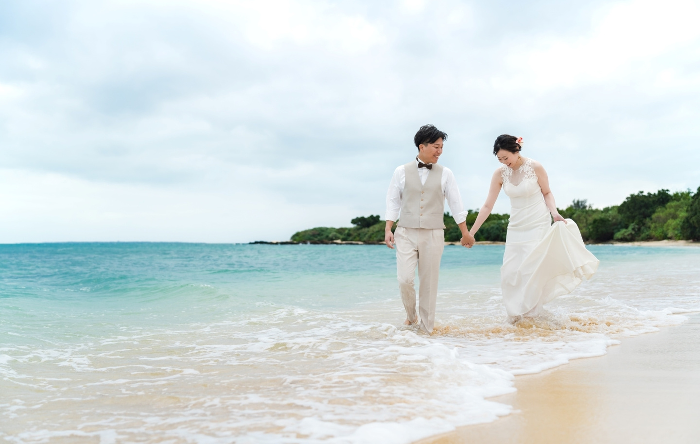 川平湾を背景に見つめ合う新郎新婦
