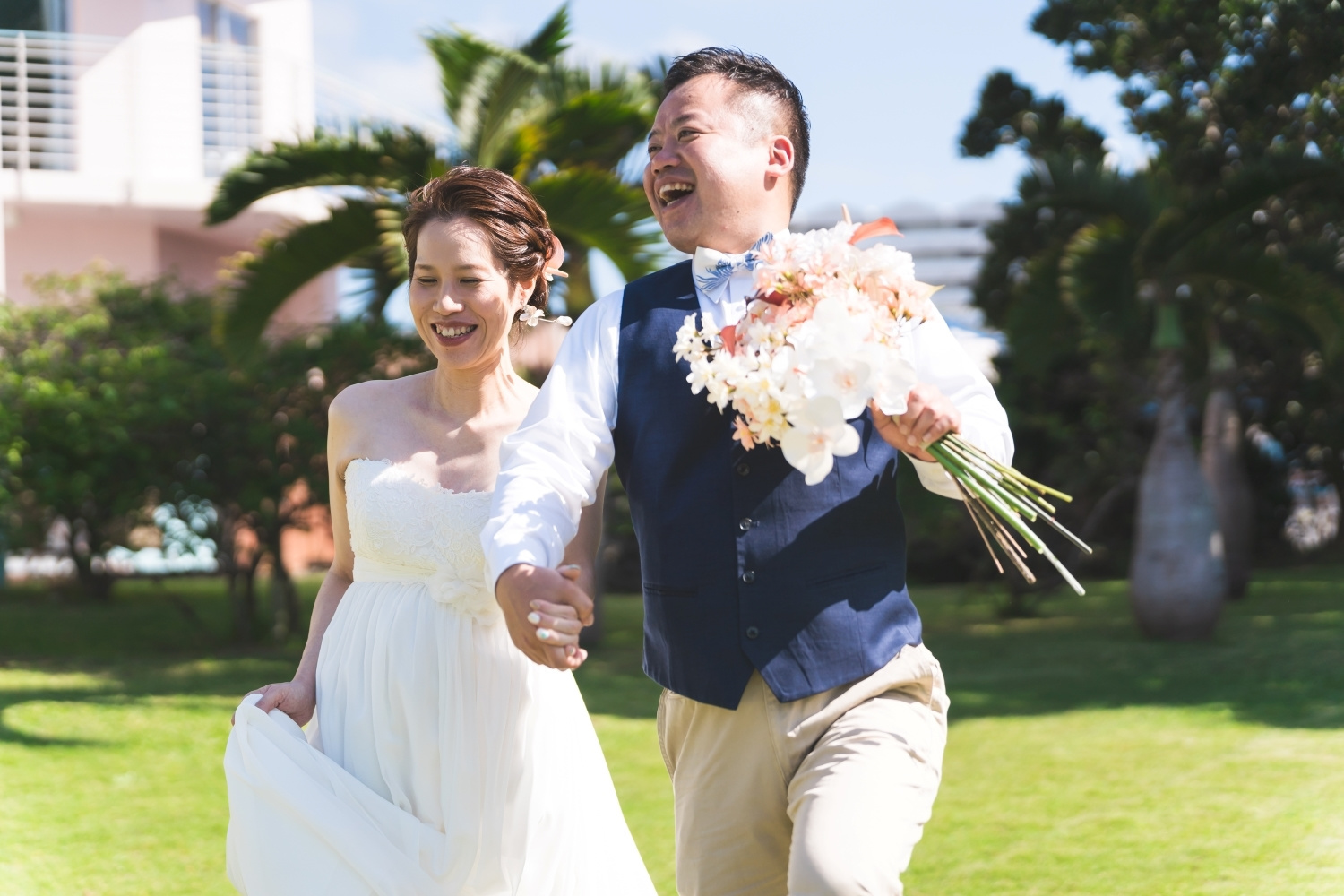 ガーデンで手を繋いで歩く新郎新婦