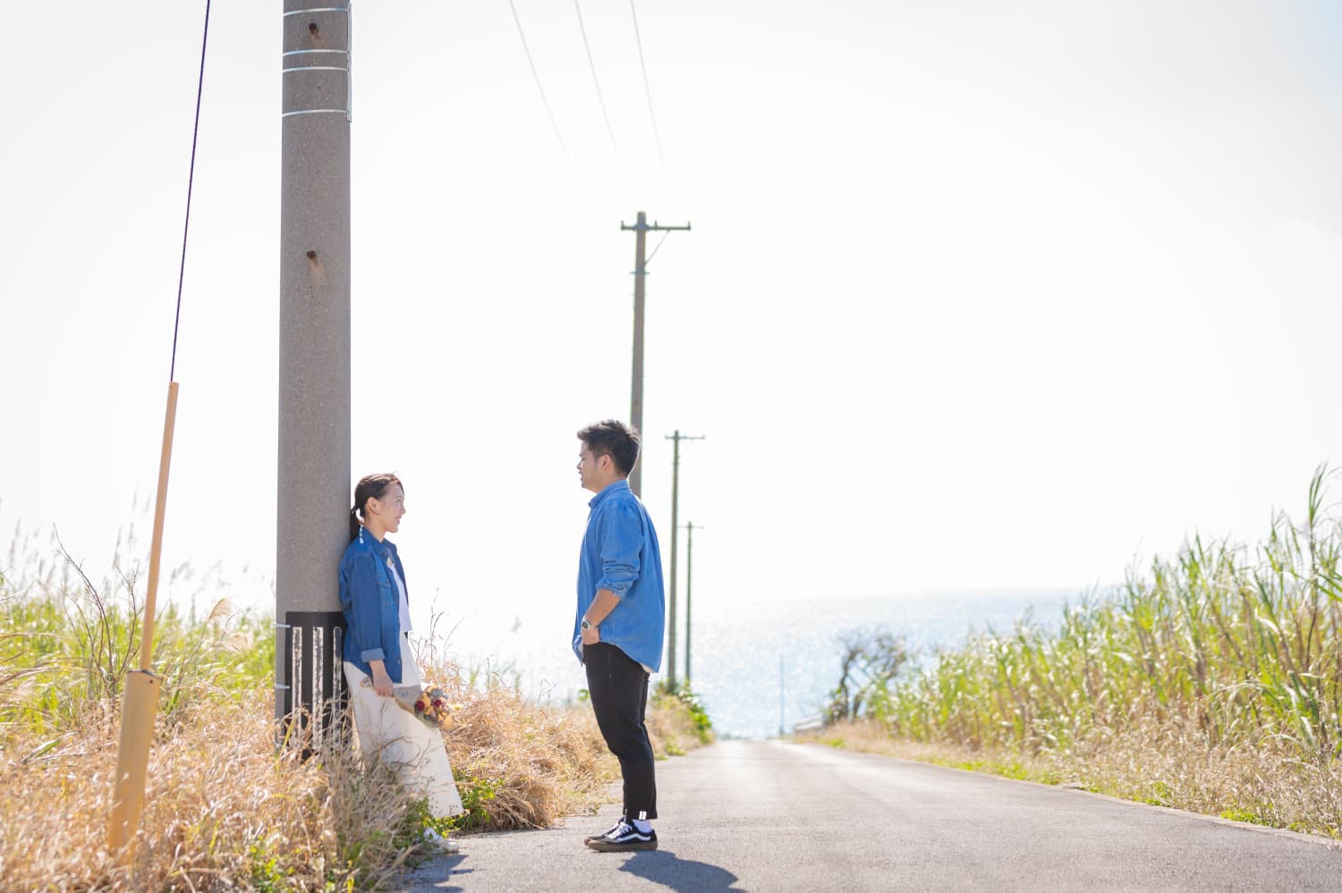 竹富島の道で向かい合う新郎新婦