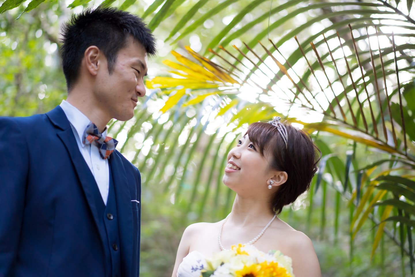 バンナ公園のグリーンに囲まれて見つめ合う新郎新婦