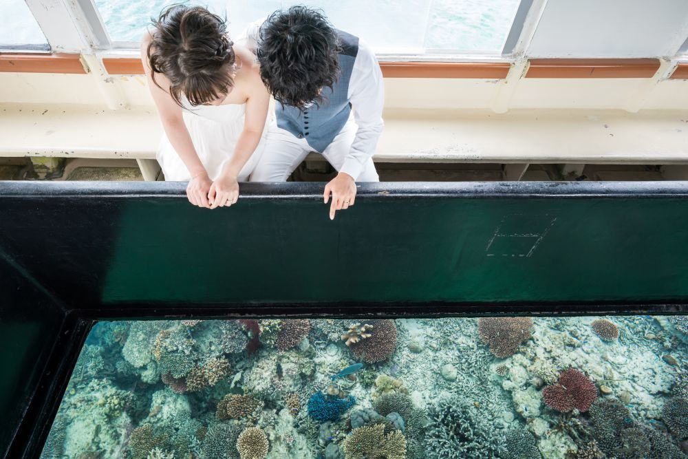 グラスボートに乗る新郎新婦