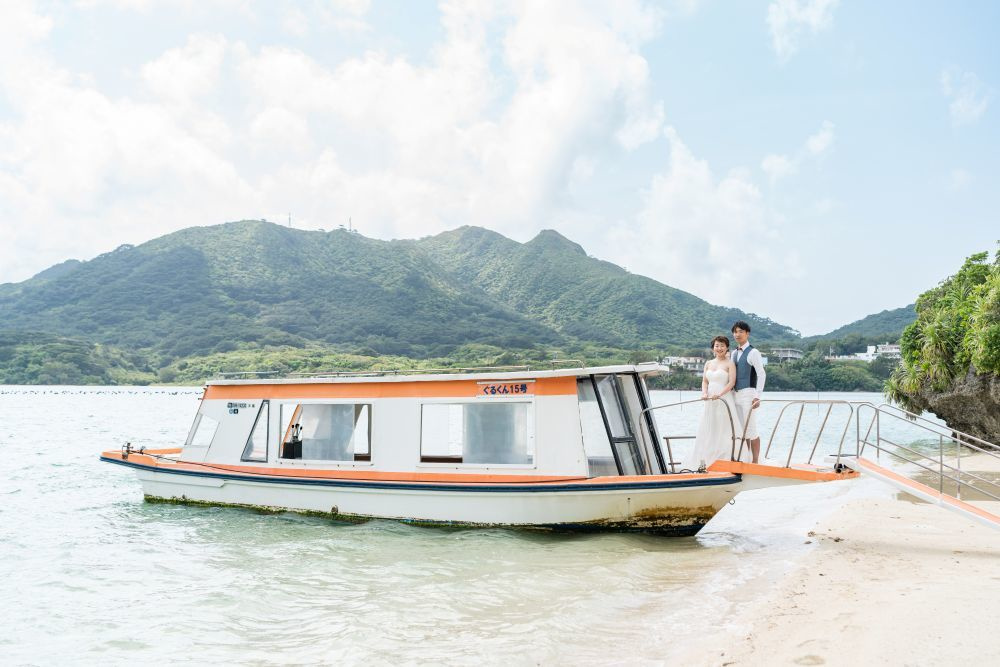 ボートに乗り込む新郎新婦