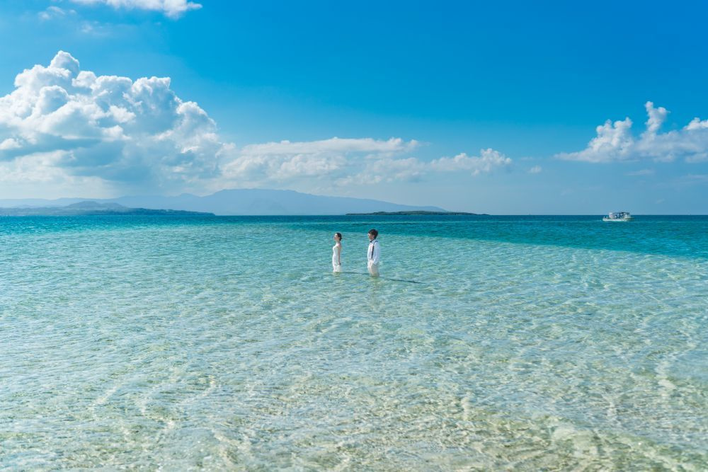 幻の島の海で立つ新郎新婦