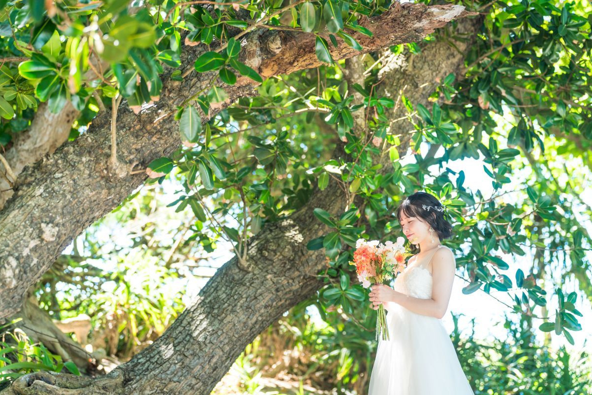 やいま村にある古民家の前で立つ新郎新婦