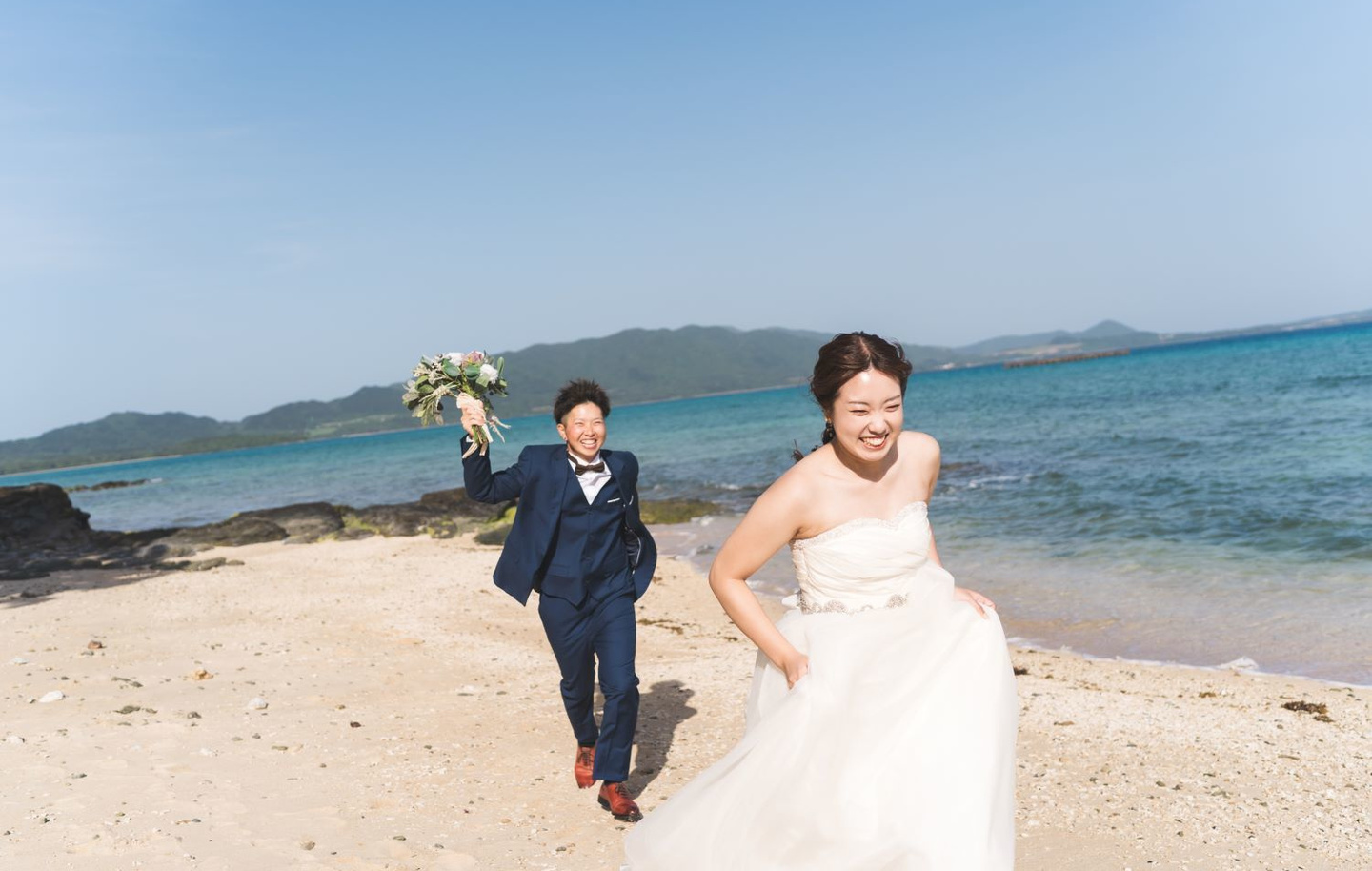 琉装を着て見つめ合う新郎新婦