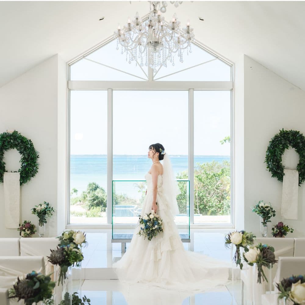 海の見えるチャペルで佇む新婦