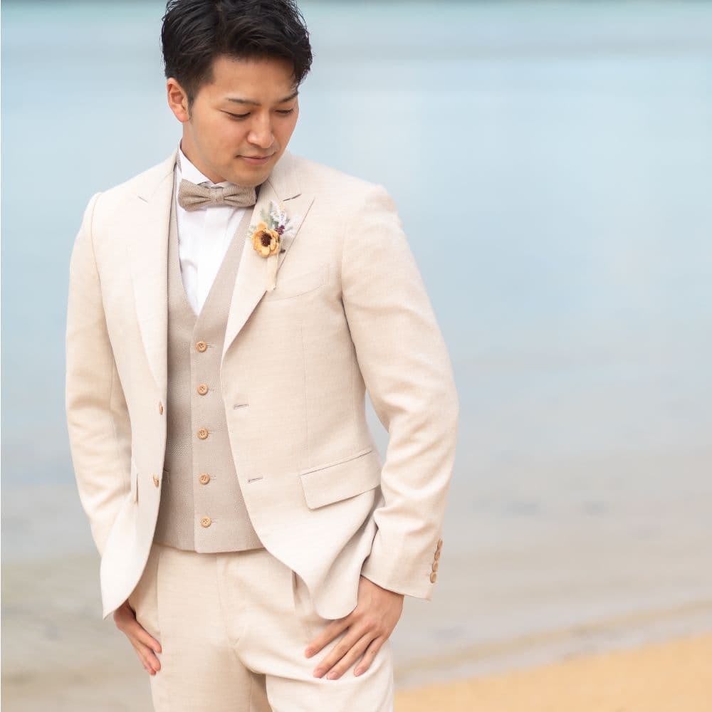 海を背景に立つ新郎