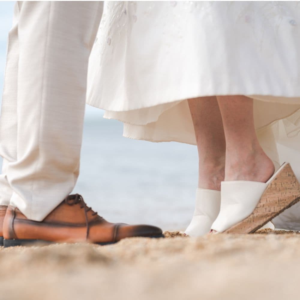 背伸びをする新婦と新郎の足元