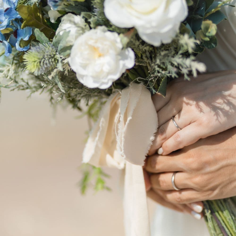 ブーケを持った新郎新婦の手元