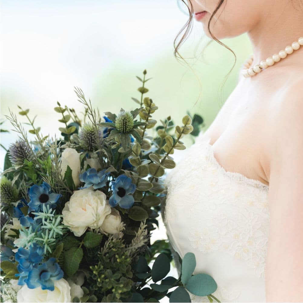 ブーケを持った新婦の胸元