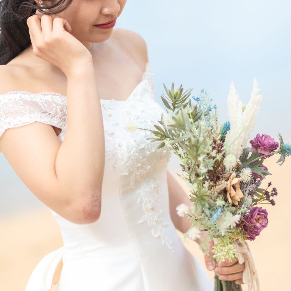 ブーケを持つ新婦の手元