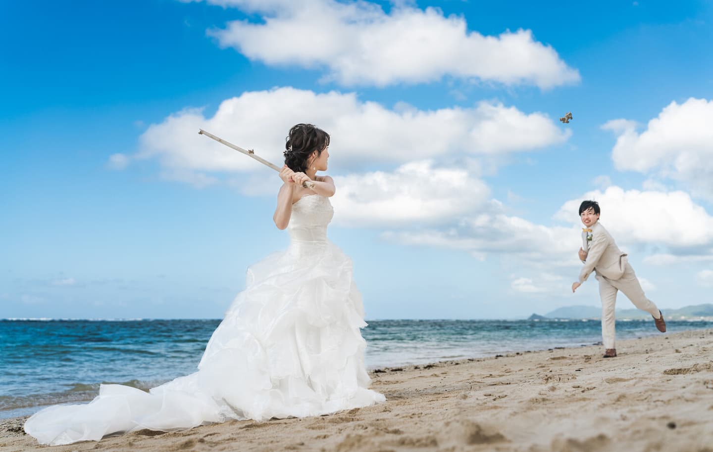 米原ビーチで野球をする新郎新婦