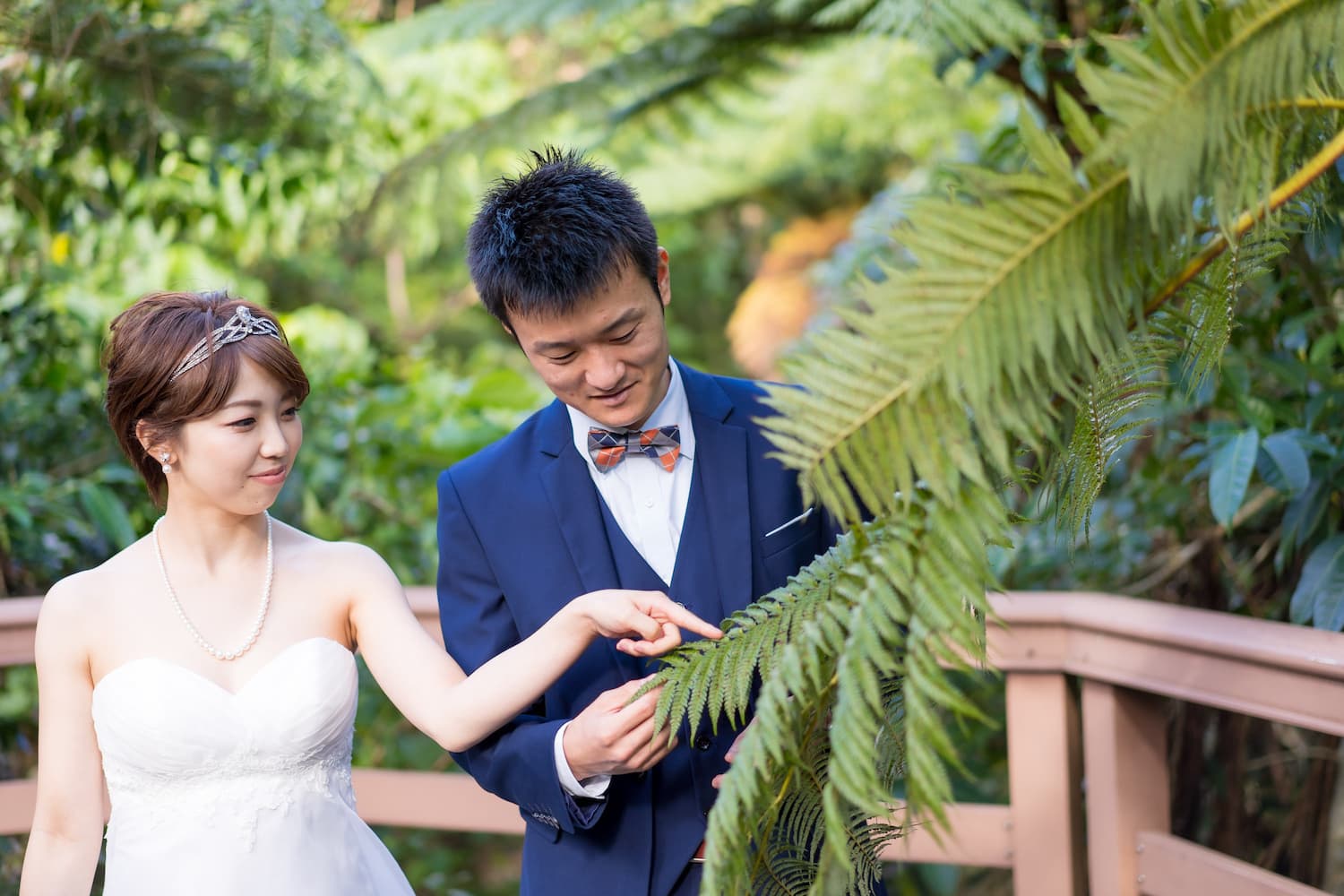 バンナ公園の自然に囲まれて歩く新郎新婦