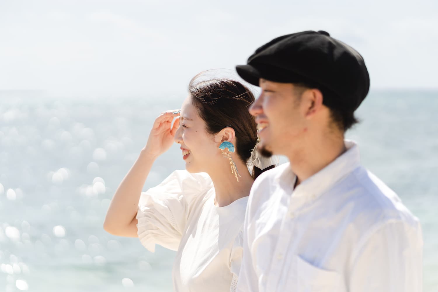 笑顔で海を眺める新郎新婦