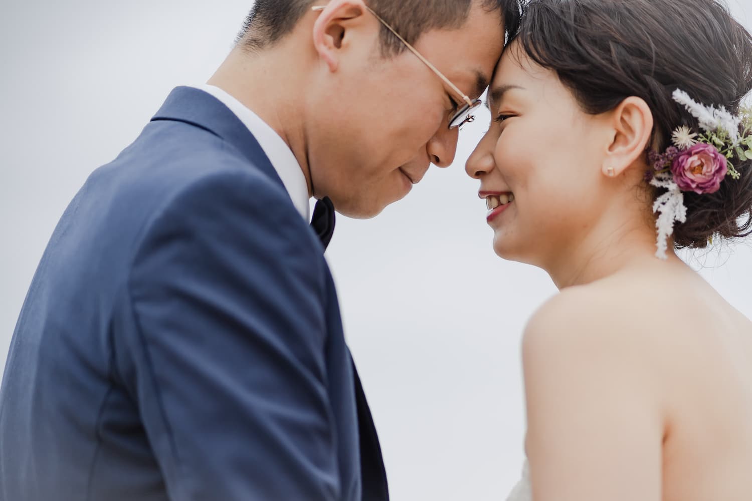 至近距離で見つめ合いながら微笑む新郎新婦
