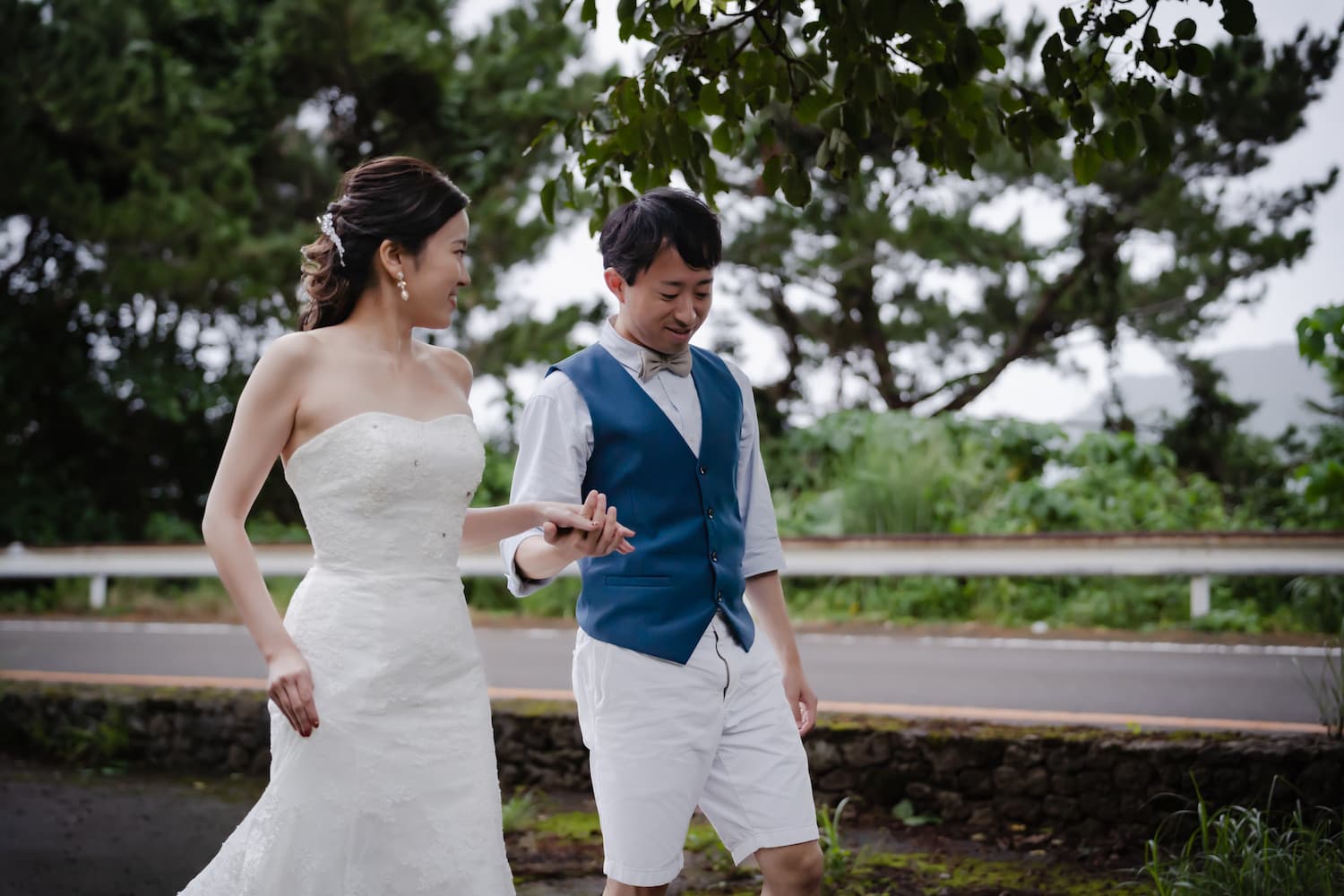 新婦の手を取りエスコートする新郎