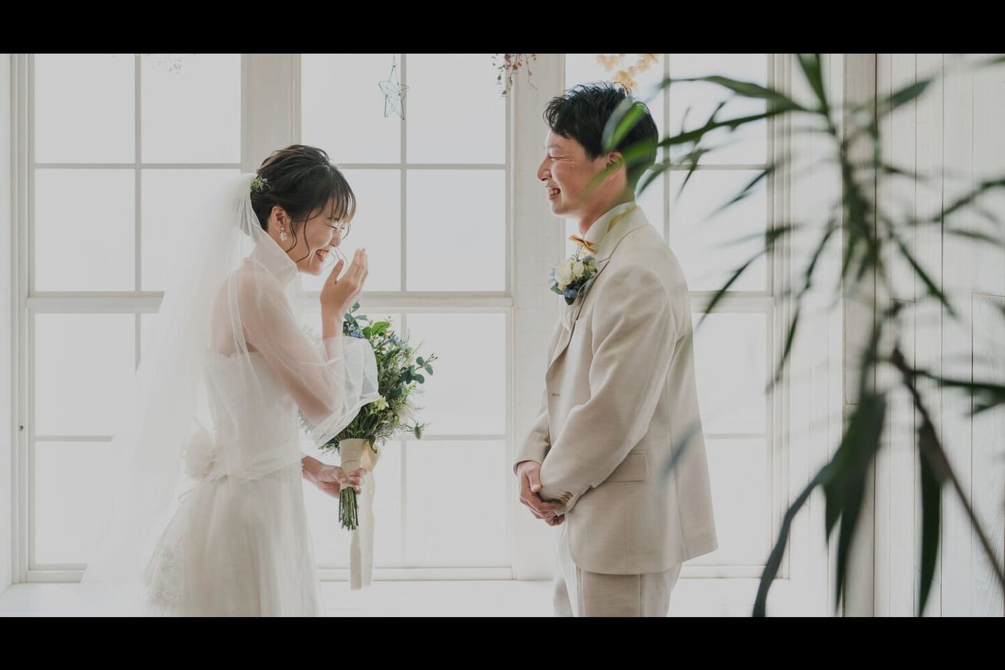 笑顔で見つめ合う新郎新婦