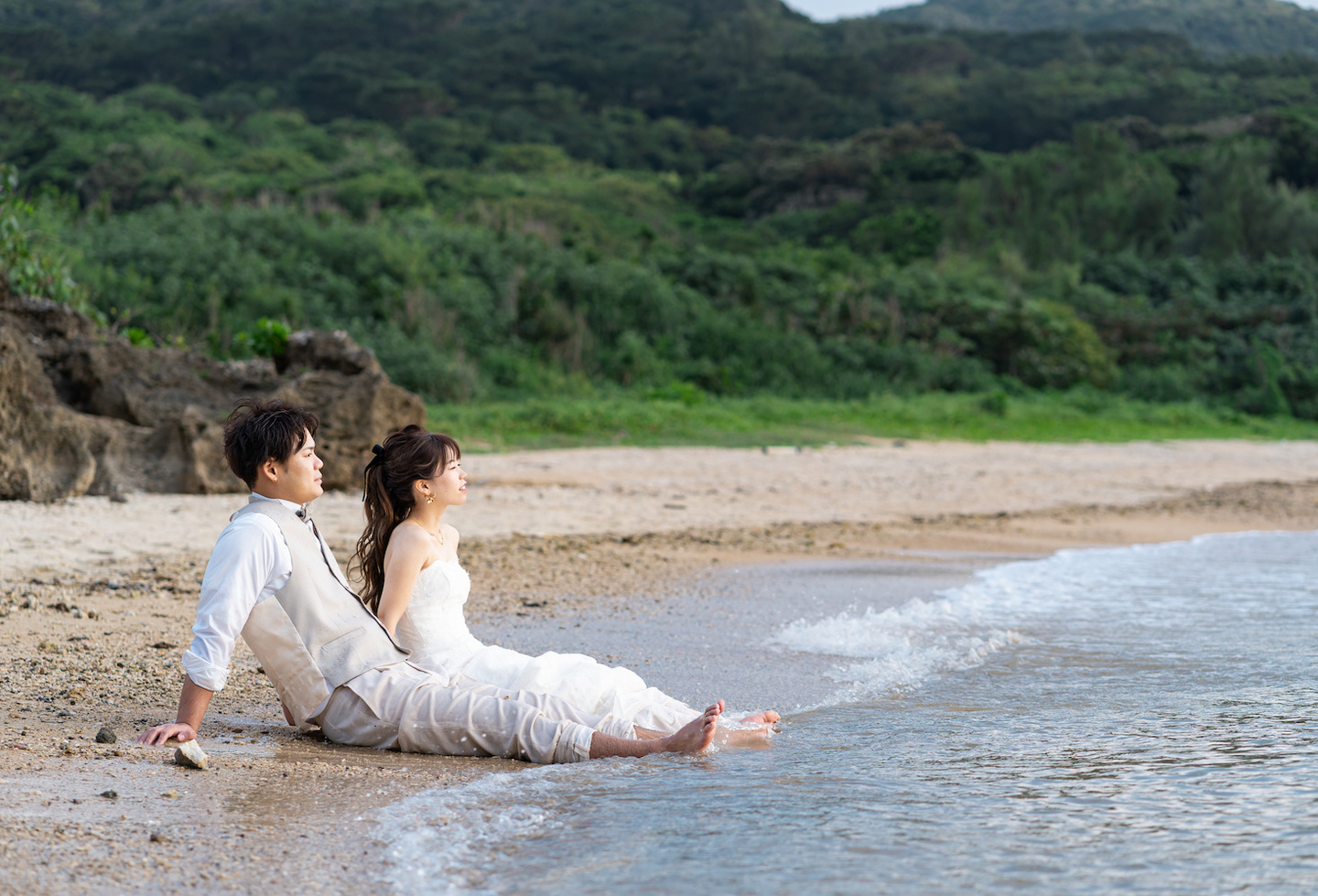 川平湾の海に入って手を繋ぐ新郎新婦