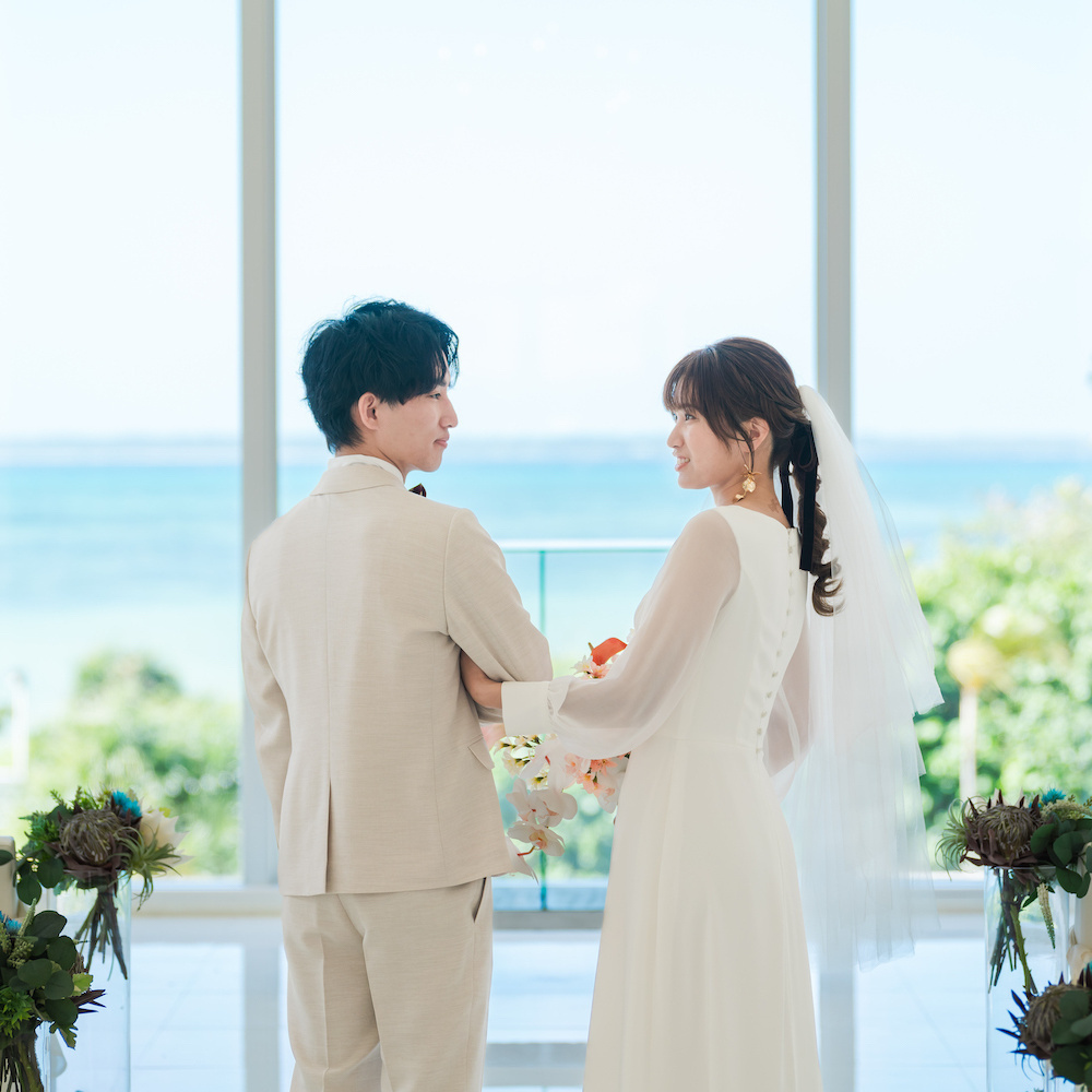 チャペルで手を取り合う新郎新婦