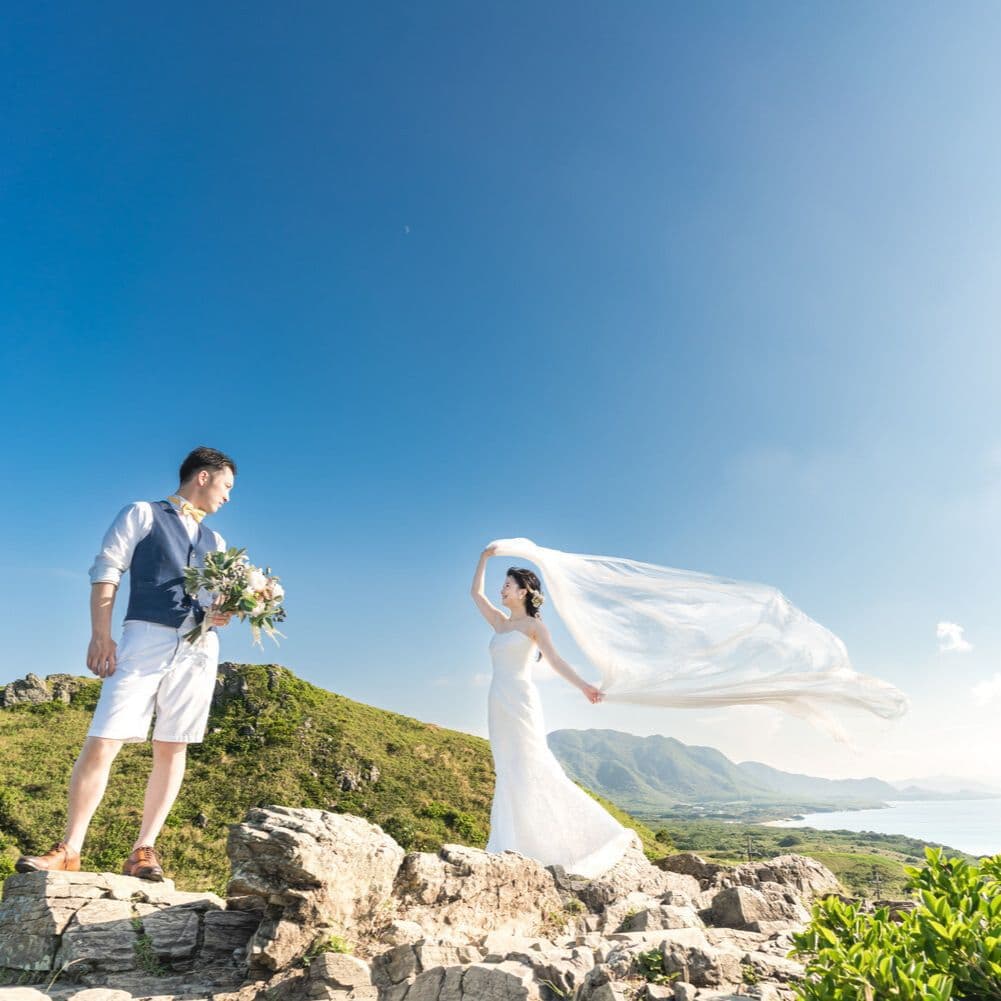 平久保崎灯台にある崖でベールを靡かせる新婦と新郎