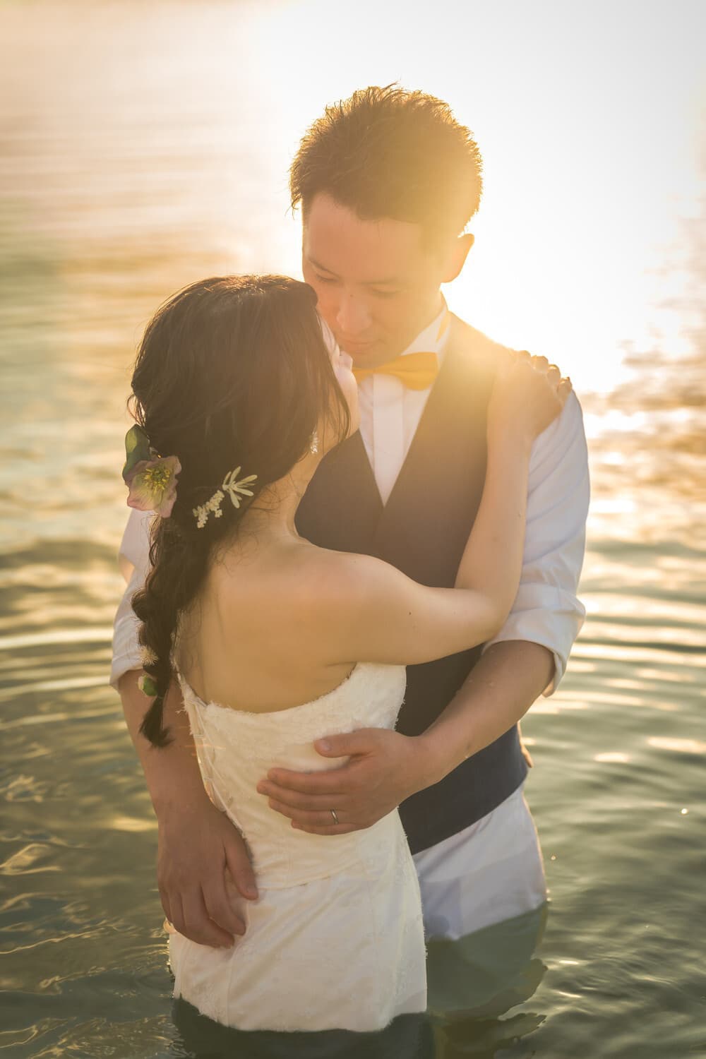 海に入って抱き合う新郎新婦