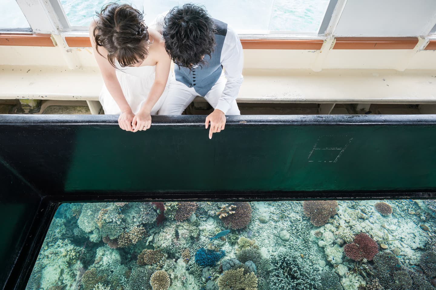川平湾のグラスボートに乗って海の中を眺める新郎新婦