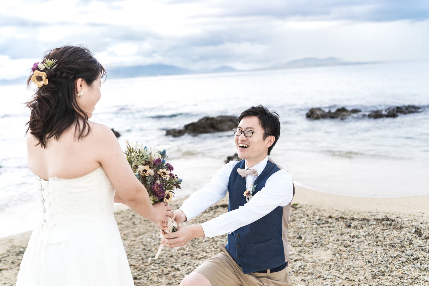 新婦へブーケを渡す新郎