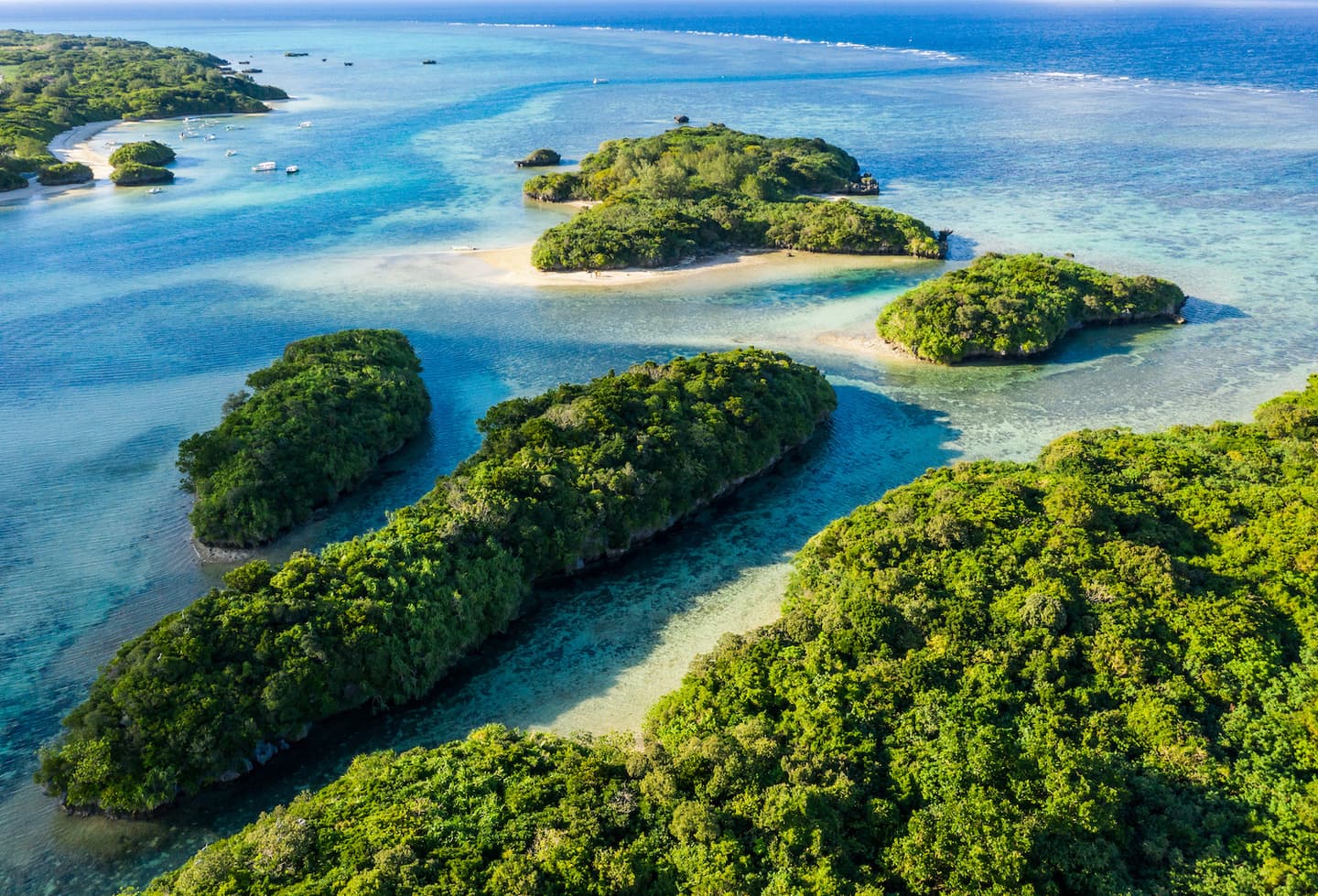 川平湾にある無人島のドローン写真