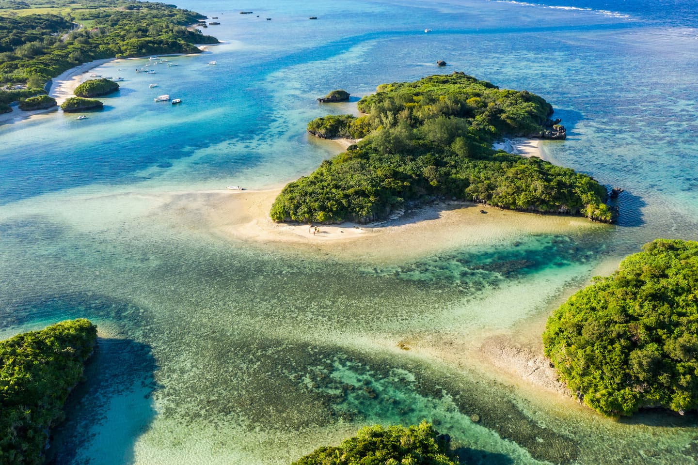 川平湾の無人島を写したドローン写真