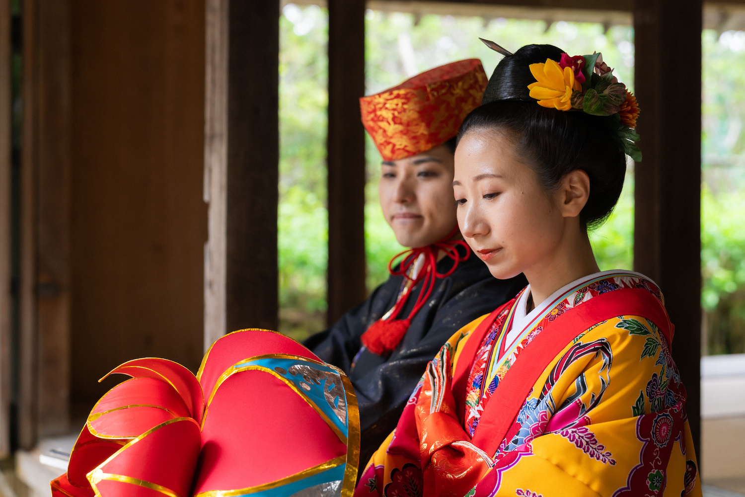 やいま村の古民家で座る新郎新婦