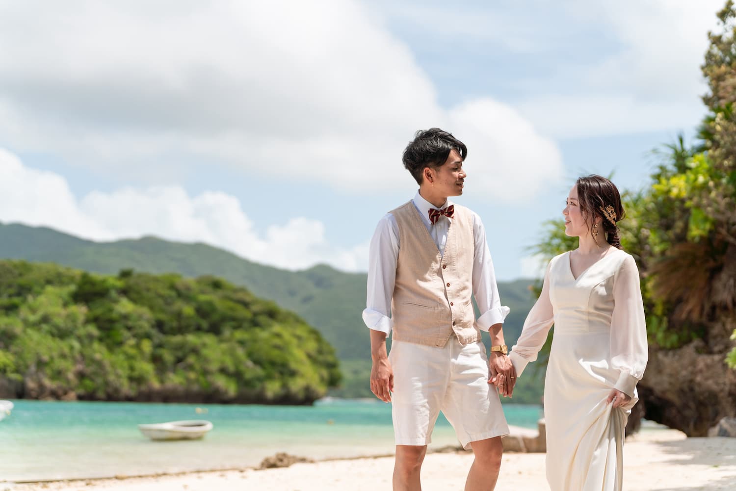 川平湾の浜辺で見つめ合う新郎新婦