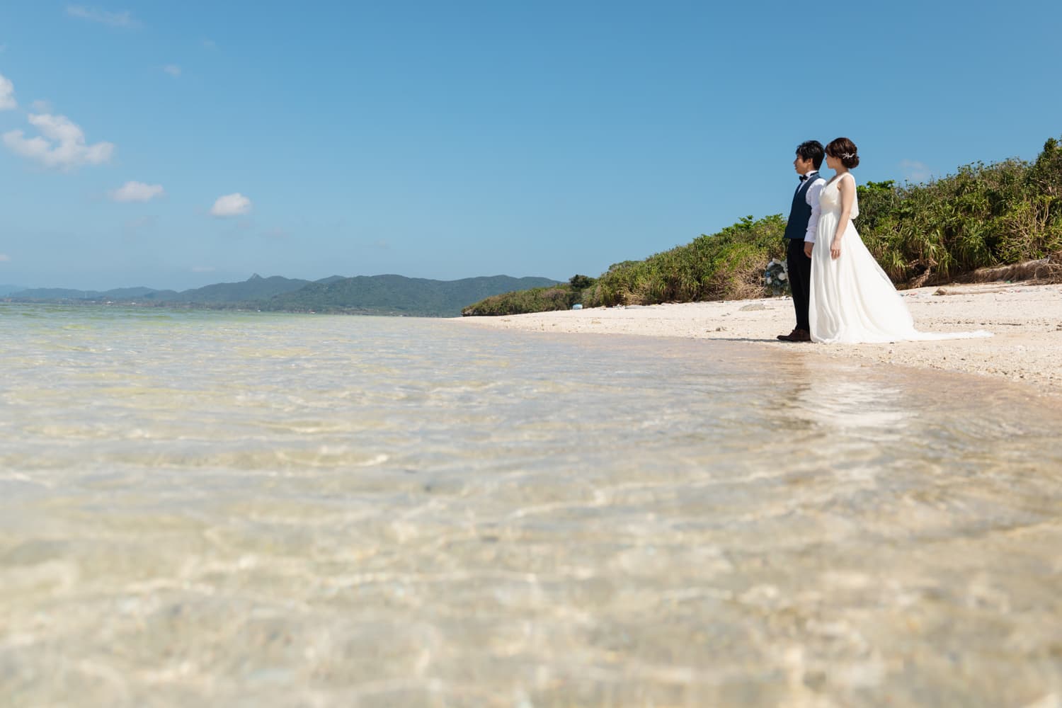 米原ビーチの海を眺める新郎新婦
