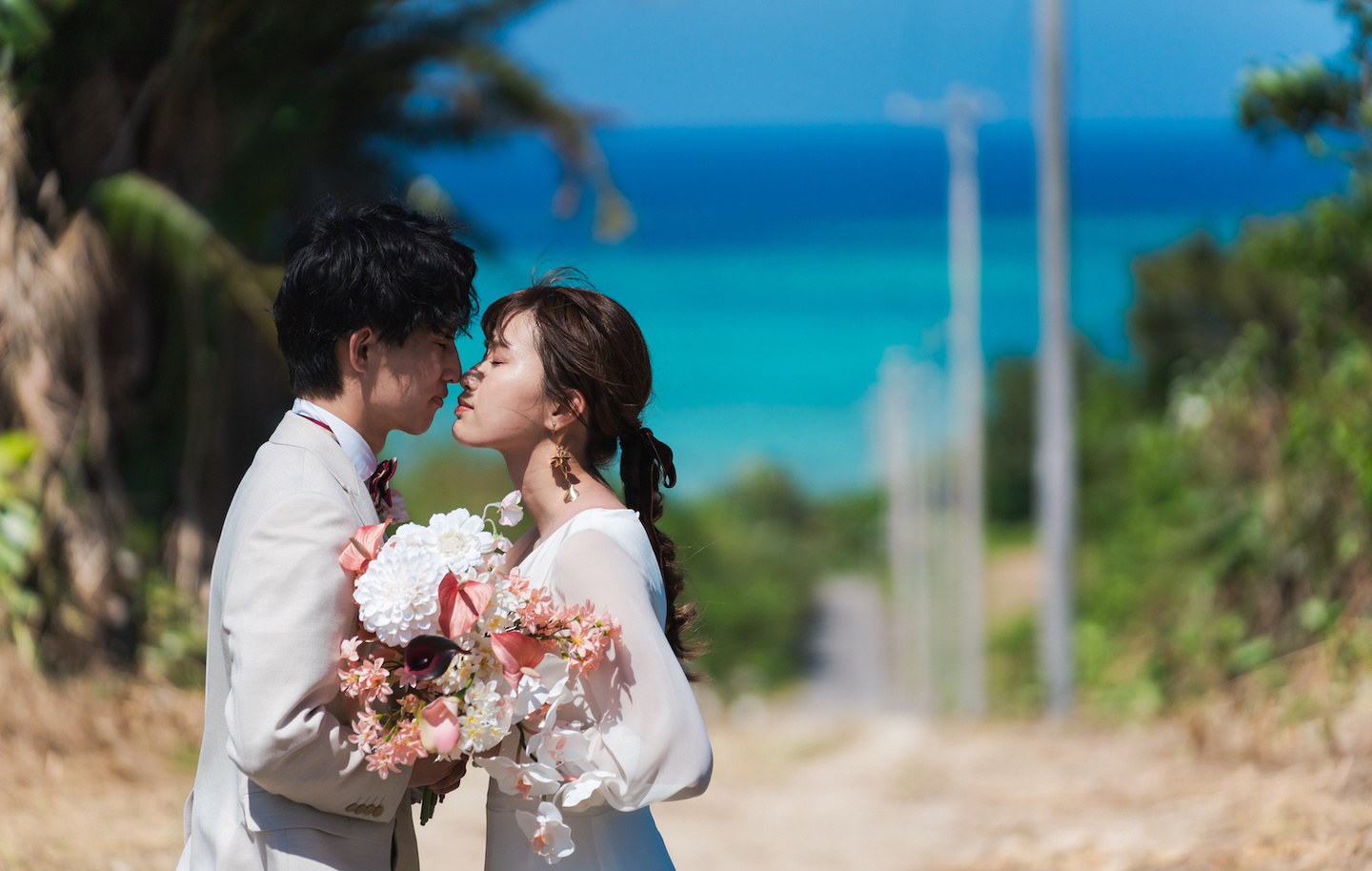 西表島の仲間川でボートに乗る新郎新婦