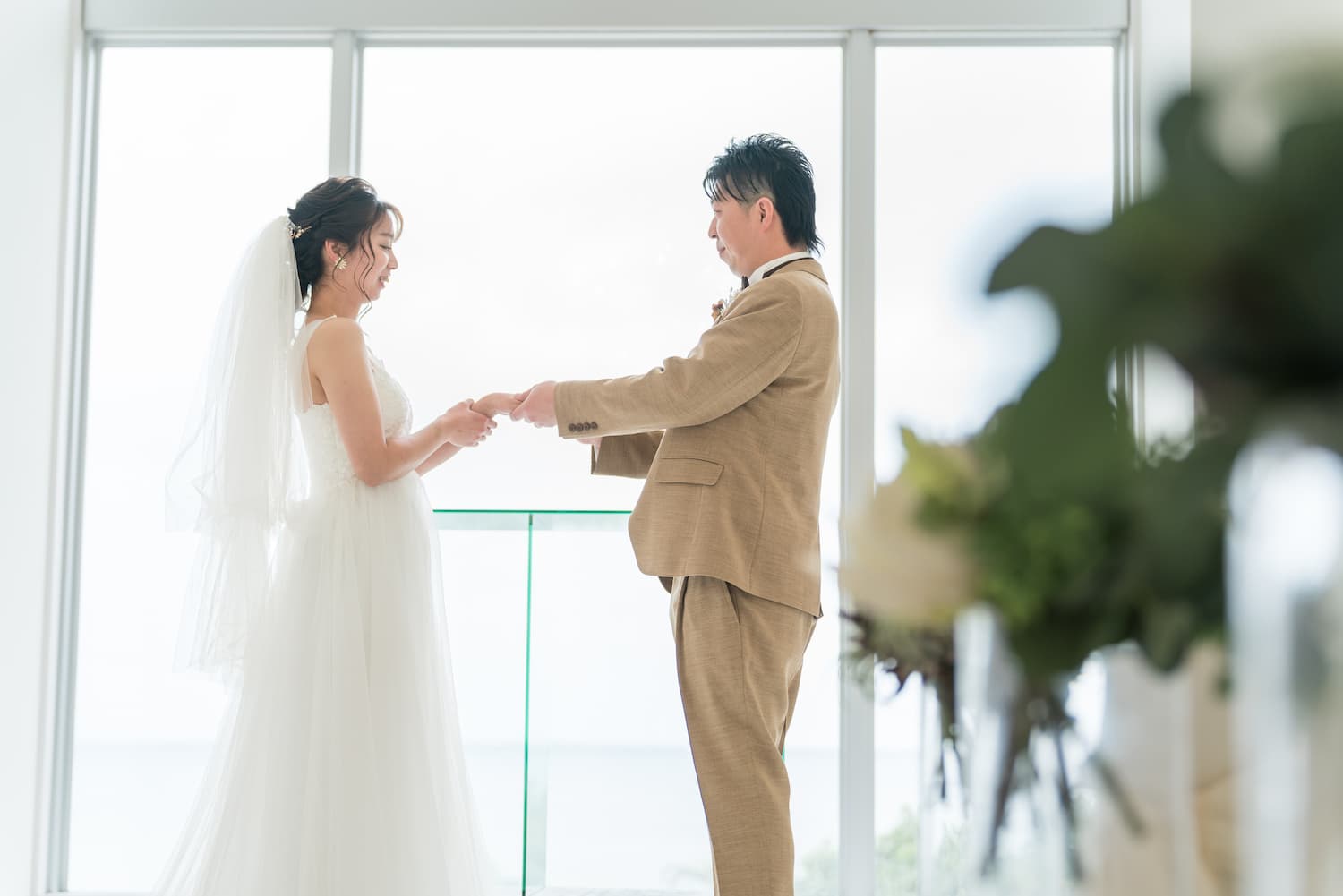 チャペルで手を取り合う新郎新婦