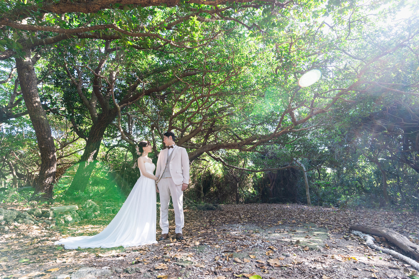 竹富島のグリーンに囲まれて立つ新郎新婦