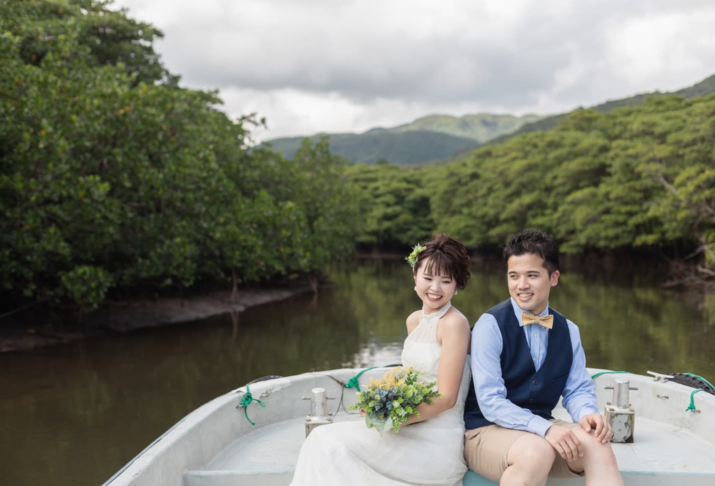 西表島でボートに座る新郎新婦