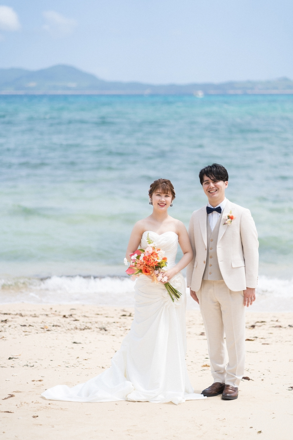石垣島のチャペルで手を取り合う新郎新婦