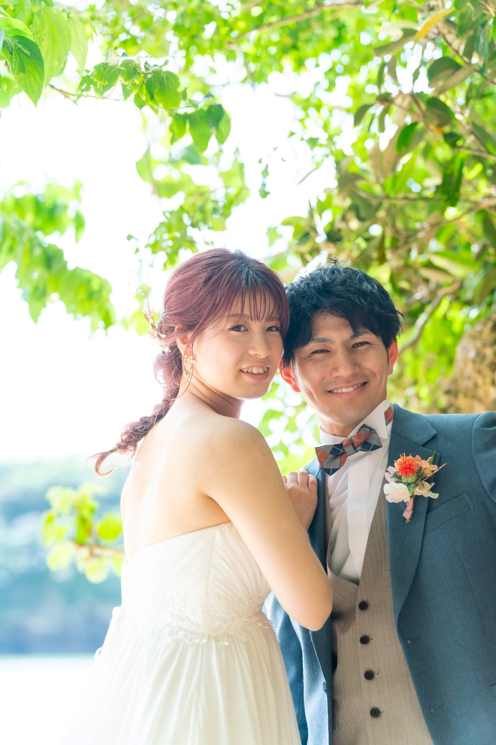 チャペルに隣接するガーデンで手を取り合う新郎新婦