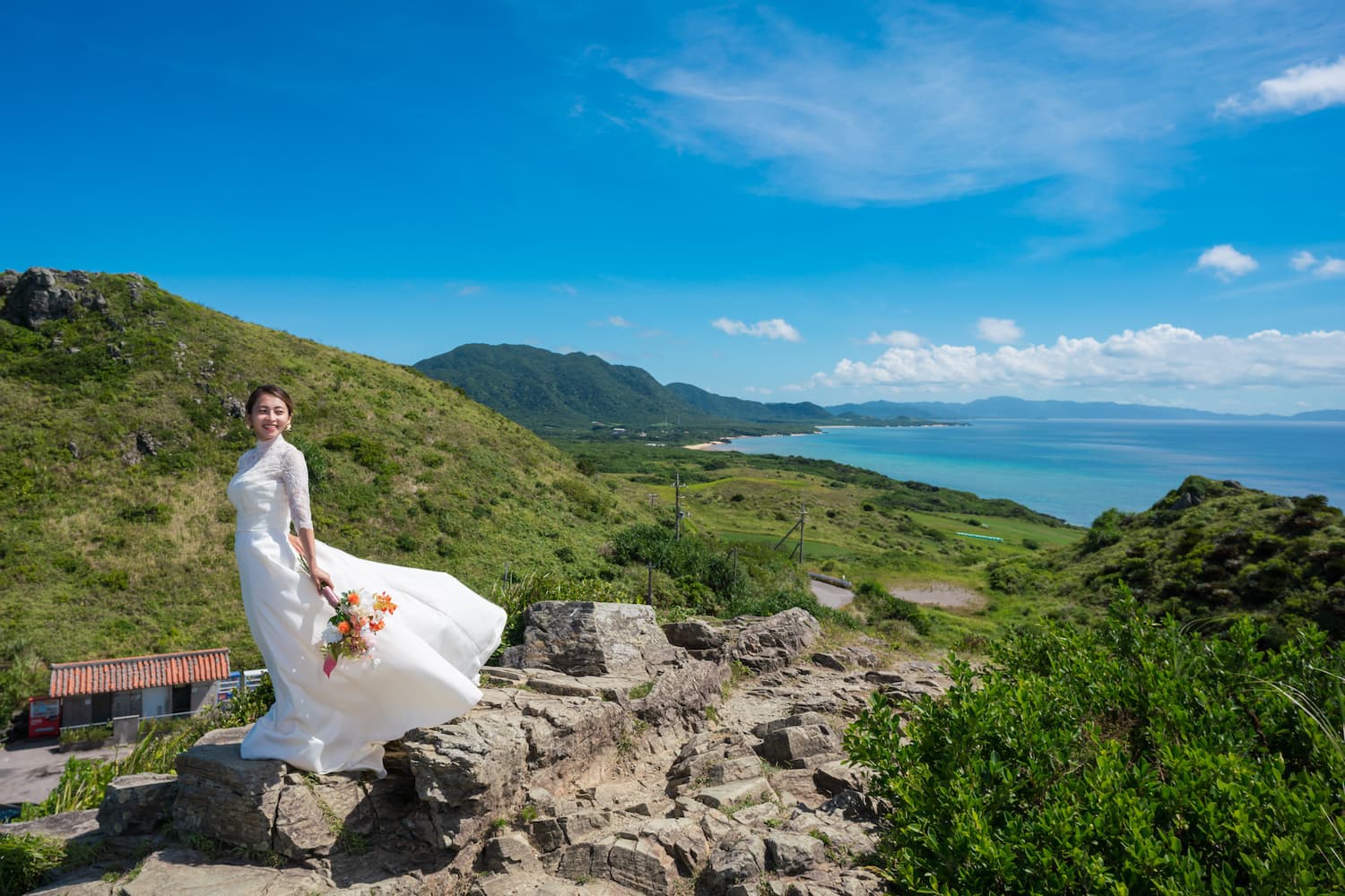 平久保の海を見渡す崖に立つ新婦