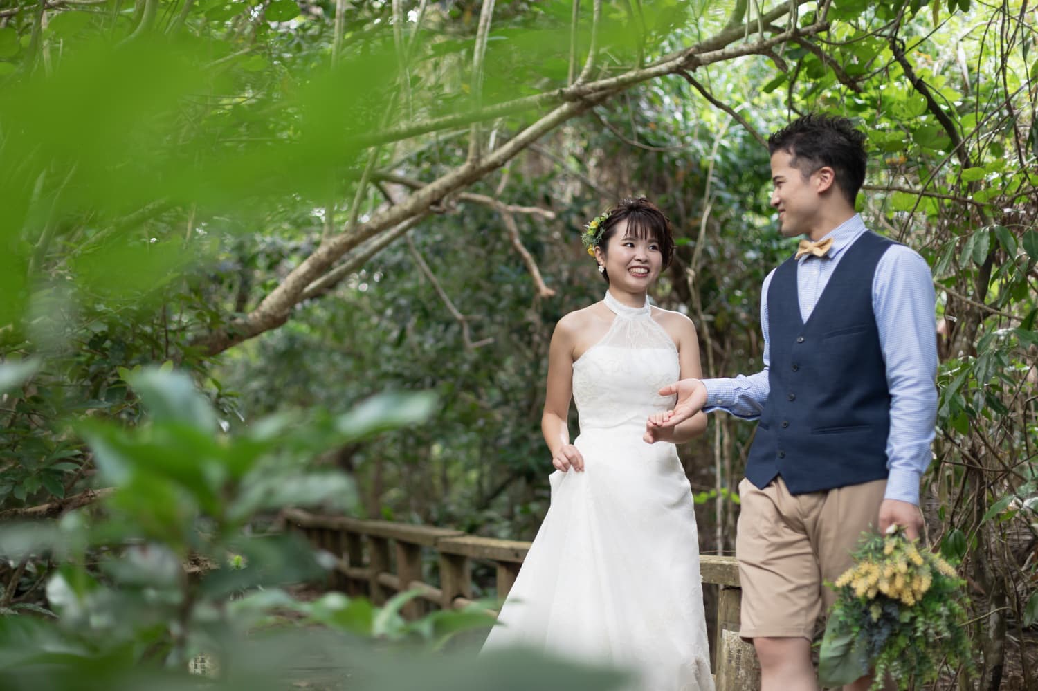 西表島の亜熱帯に囲まれて手を取り合う新郎新婦